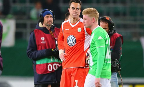 16.04.2015. Вольфсбург - Наполи. Диего Бенальо и Кевин Де Брёйне не понимают, что же произошло.