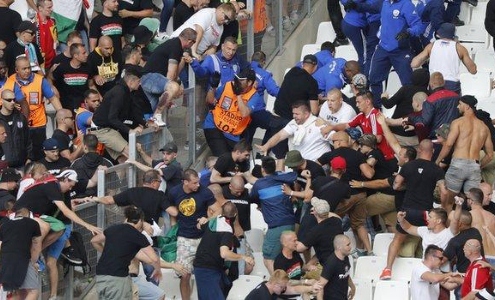 Беспорядки венгерских фанатов в Марселе. Фото Reuters