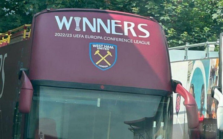 Чемпионский автобус "Вест Хэма" после победы в Лиге конференций