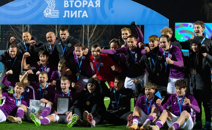 "Центр Футбола" с бронзовыми медалями второй лиги. Фото БФФ