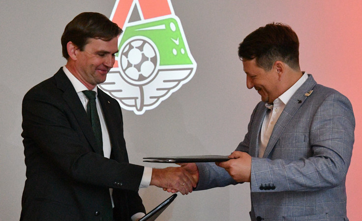 Владимир Леонченко и Алексей Мелешкевич подписали договор о сотрудничестве между "Локомотивом" и "Арсеналом". Фото ФК "Арсенал"