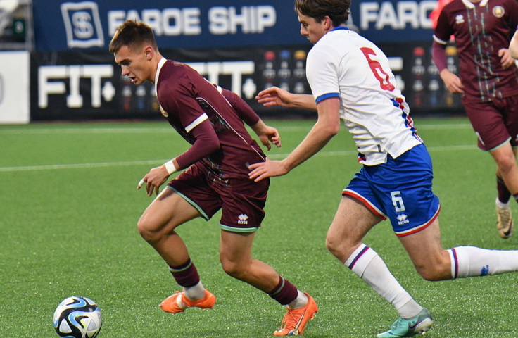 ЧЕ (U-21). Фареры - Беларусь. С мячом Родион Печура. Фото БФФ