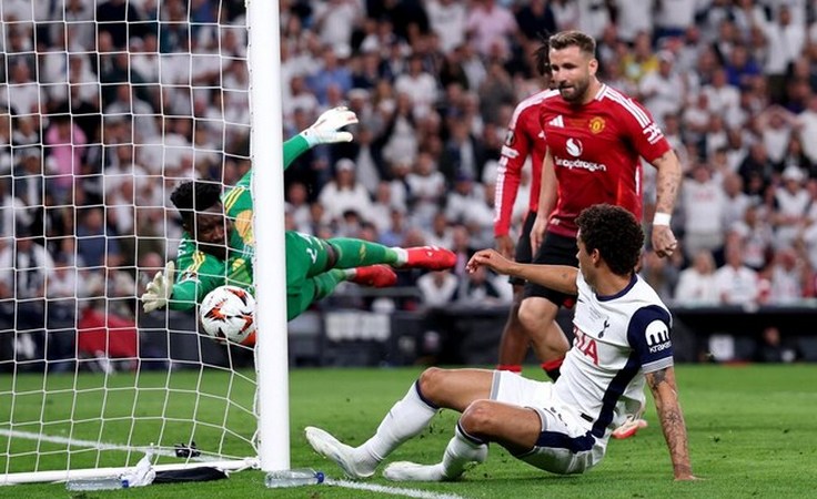 Лига Европы-2024/25. Тоттенхэм - Манчестер Юнайтед. Гол Бреннана Джонсона. Фото uefa.com