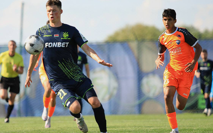 Кубок Беларуси (2024/25). Энергетик-БГУ - БАТЭ. С мячом Вадим Киселев. Фото ФК БАТЭ