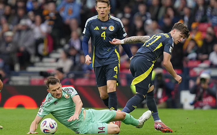 Отбор ЧМ-2026. Шотландия - Беларусь. Евгений Яблонский, Скотт Мактоминей и Бен Гэннон-Доук. Фото БФФ