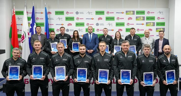 Вручение лицензий категории "А-УЕФА". Фото - АБФФ.