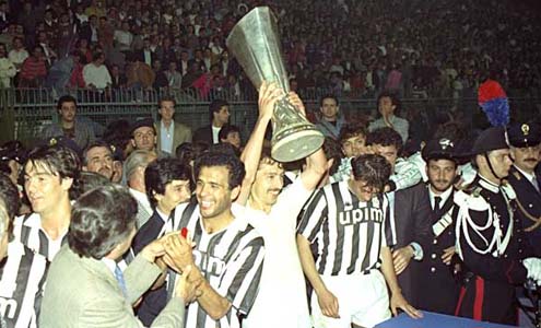 Сергей Алейников с Кубком УЕФА. Фото GettyImages