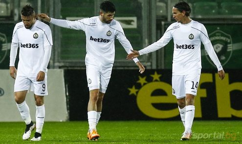 Никита Николаевич (справа) в матче за софийскую "Славию". Фото sportal.bg