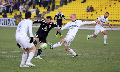 ЧБ-2014. Шахтер - Торпедо-БелАЗ. Илья Галюза угрожает воротам. Фото К.Павловича