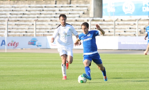 ЧБ-2014. Динамо Мн - Гомель. Эрнан Фигередо уходит от Антона Матвеенко. Фото Сергея Шелега.