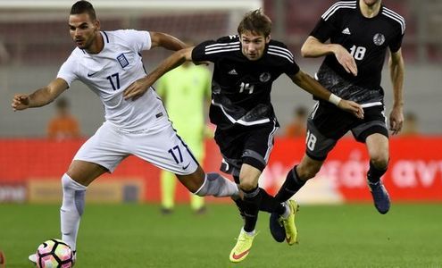 Товарищеский матч. Греция - Беларусь. Панайотис Тахцидис и Юрий Кендыш. Фото pbs.twimg.com