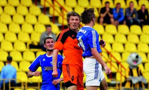 Евгений Постников в окружении соперников. Фото - fcshakhter.by
